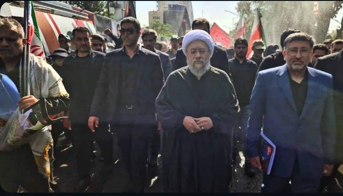 حضور آیت الله آملی لاریجانی در مراسم تشییع پیکر مطهر رهبر شهید 